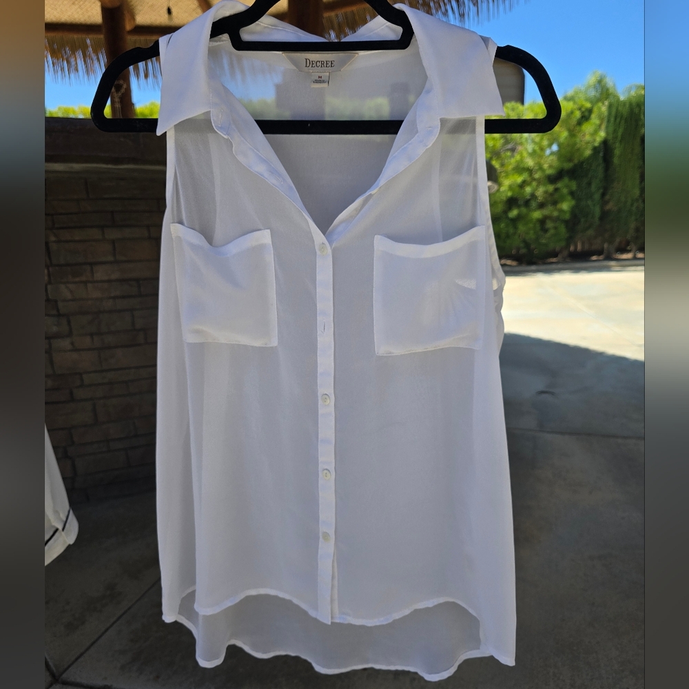 Decree White Sleeveless Button Down Blouse